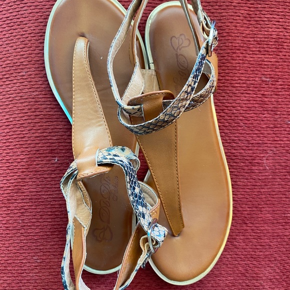 Tan with snake print sandal Size 8 - Picture 4 of 5